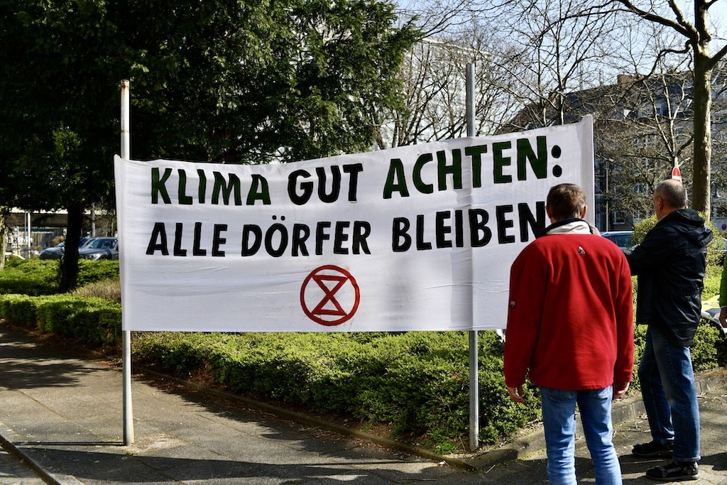 Mahnwache vor dem Ministerium Foto: LOKALBÜRO Mahnwache vor dem Ministerium Foto: LOKALBÜRO