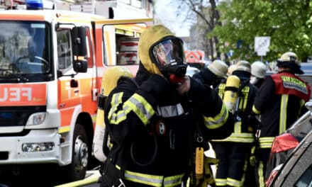 Nächtlicher Dachstuhlbrand in Unterbilk – Feuerwehr stundenlang im Einsatz