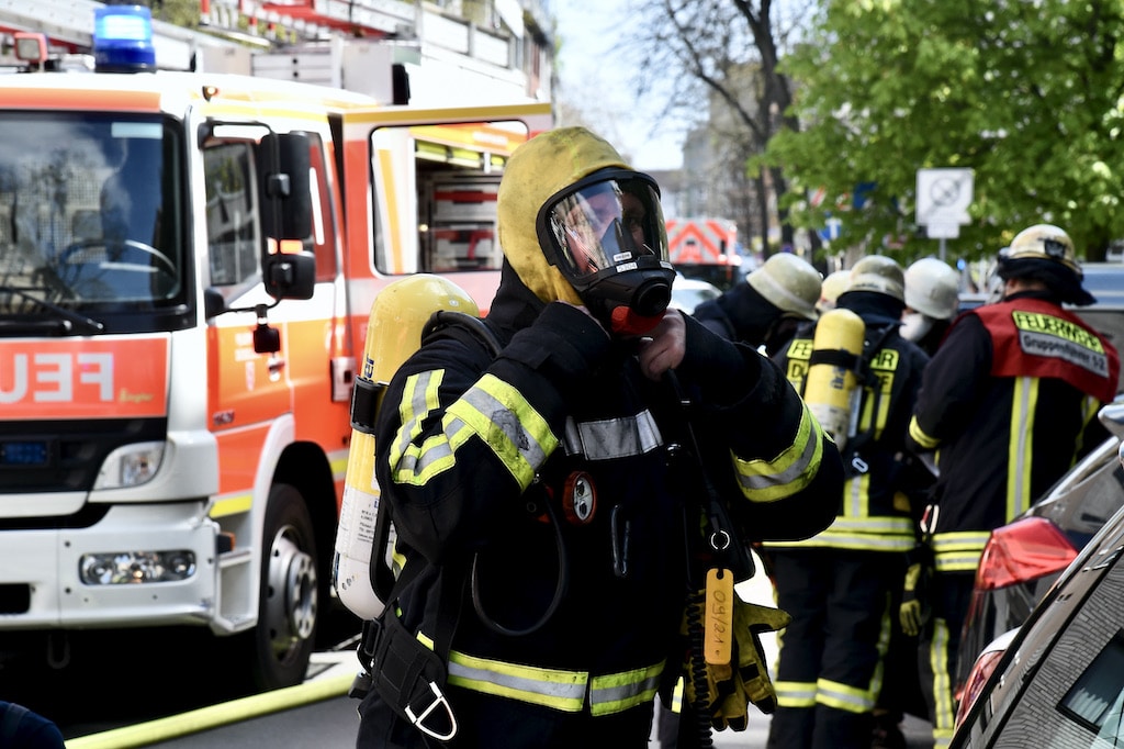 CO-Melder schlägt an – Feuerwehr evakuiert Wohnhaus und versorgt Bewohner