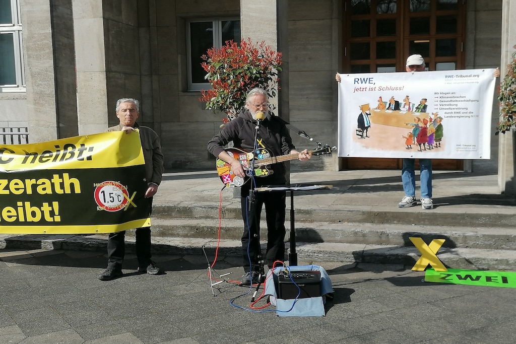 Mahnwache vor dem Ministerium Foto: LOKALBÜRO Mahnwache vor dem Ministerium Foto: LOKALBÜRO