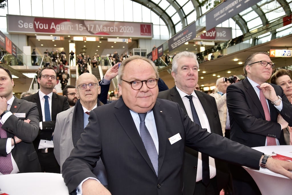 „Orden der Aufgehenden Sonne, goldene Strahlen mit Rosette“ für Herrn Werner M. Dornscheidt