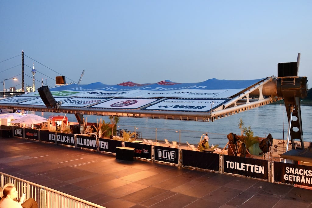 Hawaiifeeling und Sicherheitsinnovation: Erfolgreicher Start für das alltours Kino 2025