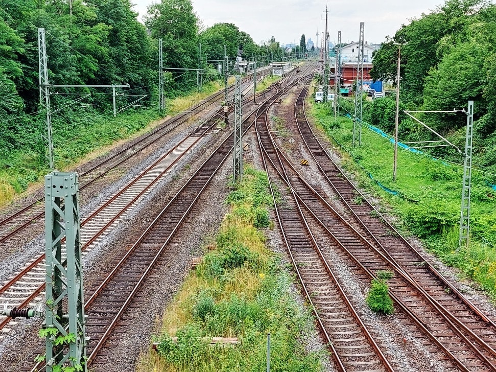 Unbekannte Täter durchtrennen Kabel entlang der Regionalbahntrasse