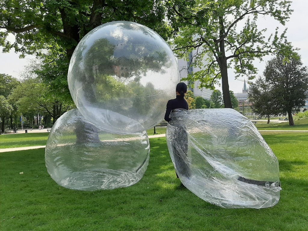 Belebte Skulpturen und menschliche Installationen