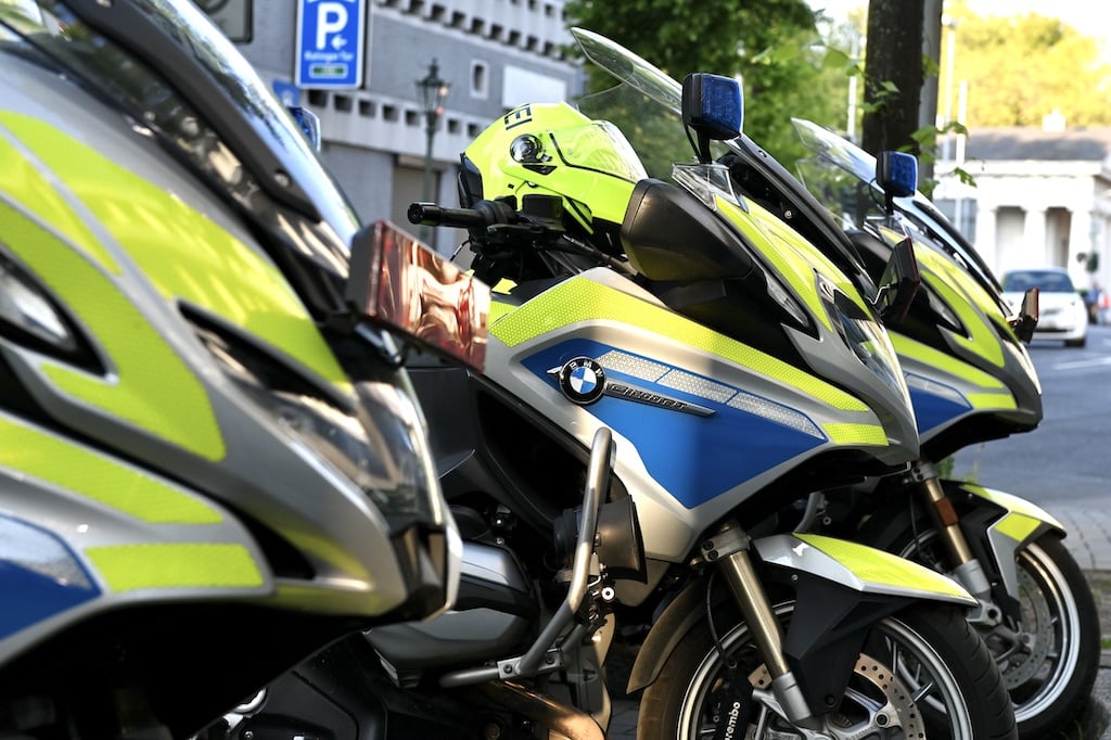 Verkehrsunfall auf der Theodor-Heuss-Brücke: Auto überschlägt sich – Vier Verletzte