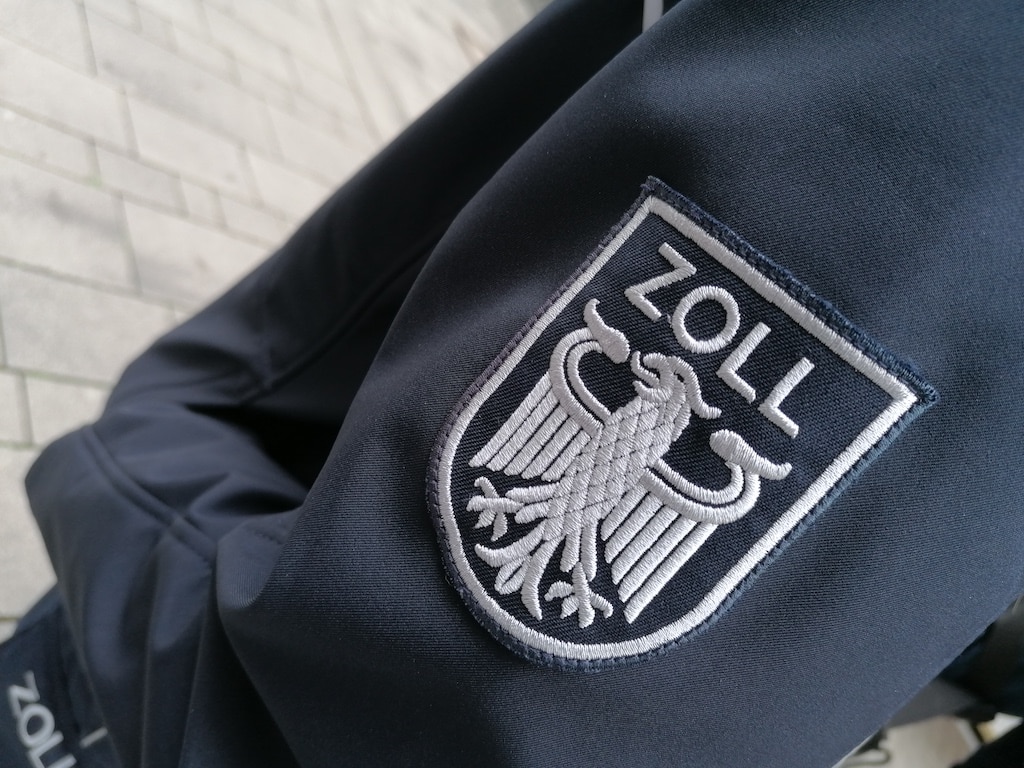Zoll beschlagnahmt Hund am Flughafen Düsseldorf – Tollwutimpfung unzureichend nachgewiesen