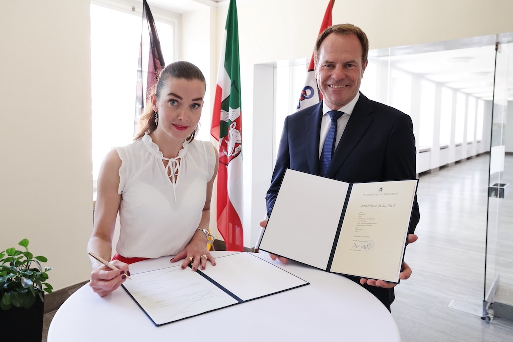 Ernennungsurkunde für neue Beigeordnete Britta Zur