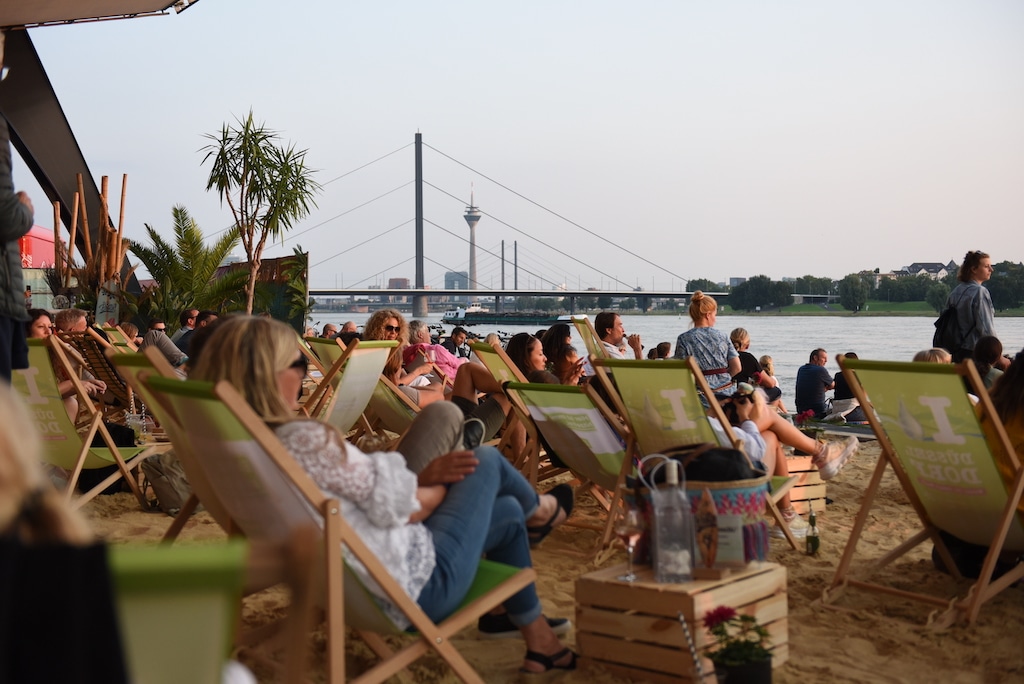 Sommerfeeling mit Strandatmosphäre im Kino Beach Düsseldorf