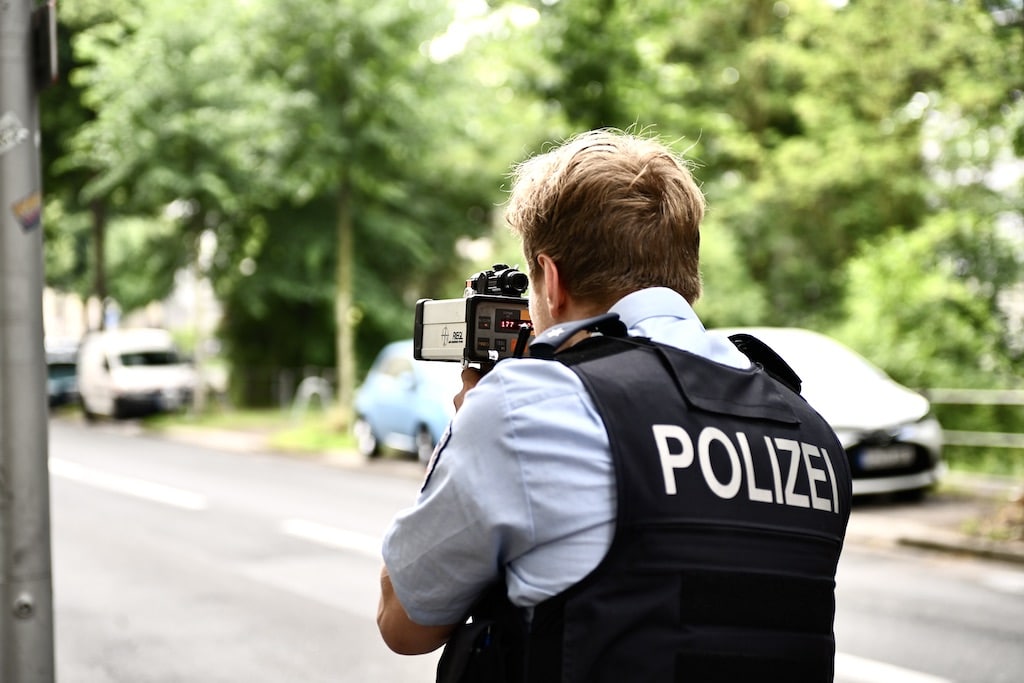 Raserei in Wersten und Bilk – Polizei zieht Bilanz: Führerschein weg, Bußgeldbescheide, Haftbefehl