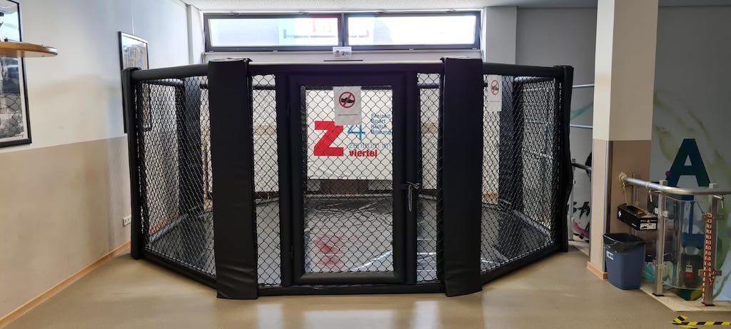 Einweihung eines neuen Boxrings in der Jugendfreizeiteinrichtung Z4