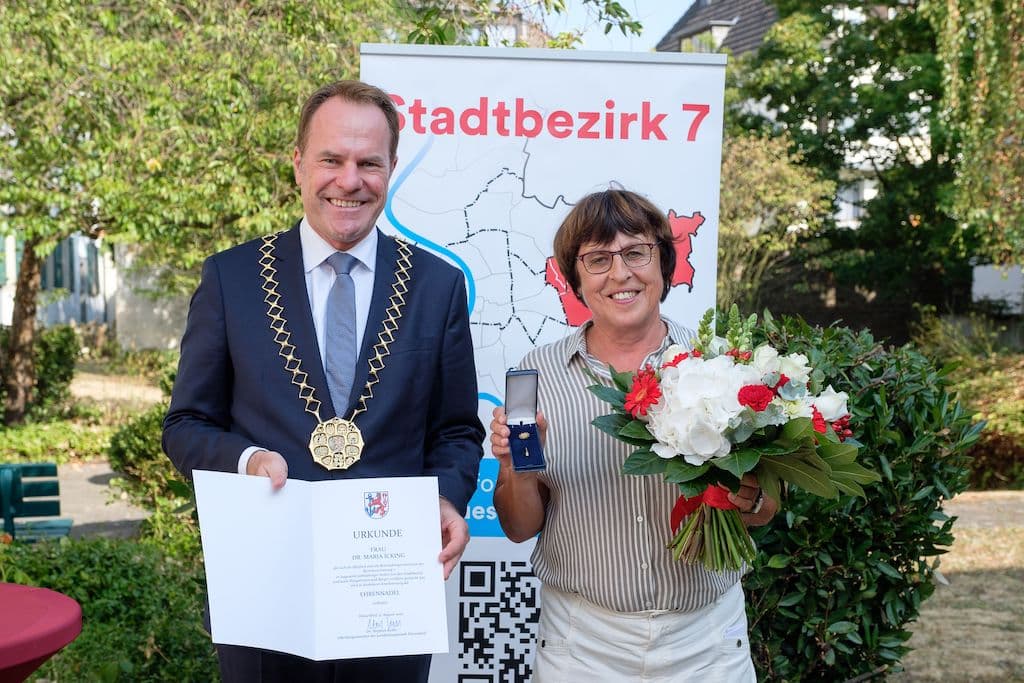 Ehrennadel für Dr. Maria Icking