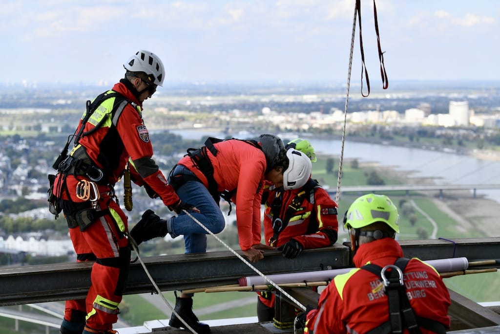 Arbeitsunfall auf einer Baustelle — Feuerwehr rettet einen Verletzten über einen Baukran