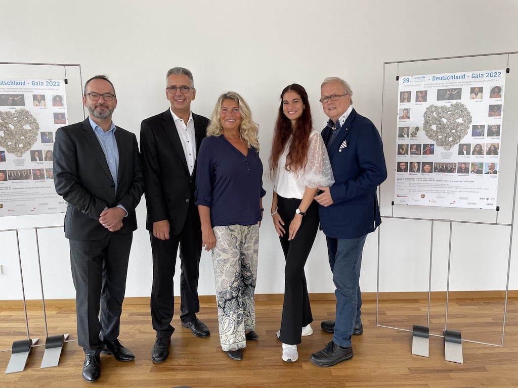 Bild v.l.n.r Bürgermeister Hilden Dr Claus Pommer Sparkasse HRV Vorstand Udo Zimmermann Claudia Berger Leiterin PR Unicef Maria Tolika dreifache Weltmeisterin modern Dance, Griechenland Heribert Klein Mitglied des Deutschen Komitee Unicef Bild v.l.n.r Bürgermeister Hilden Dr Claus Pommer Sparkasse HRV Vorstand Udo Zimmermann Claudia Berger Leiterin PR Unicef Maria Tolika dreifache Weltmeisterin modern Dance, Griechenland Heribert Klein Mitglied des Deutschen Komitee Unicef