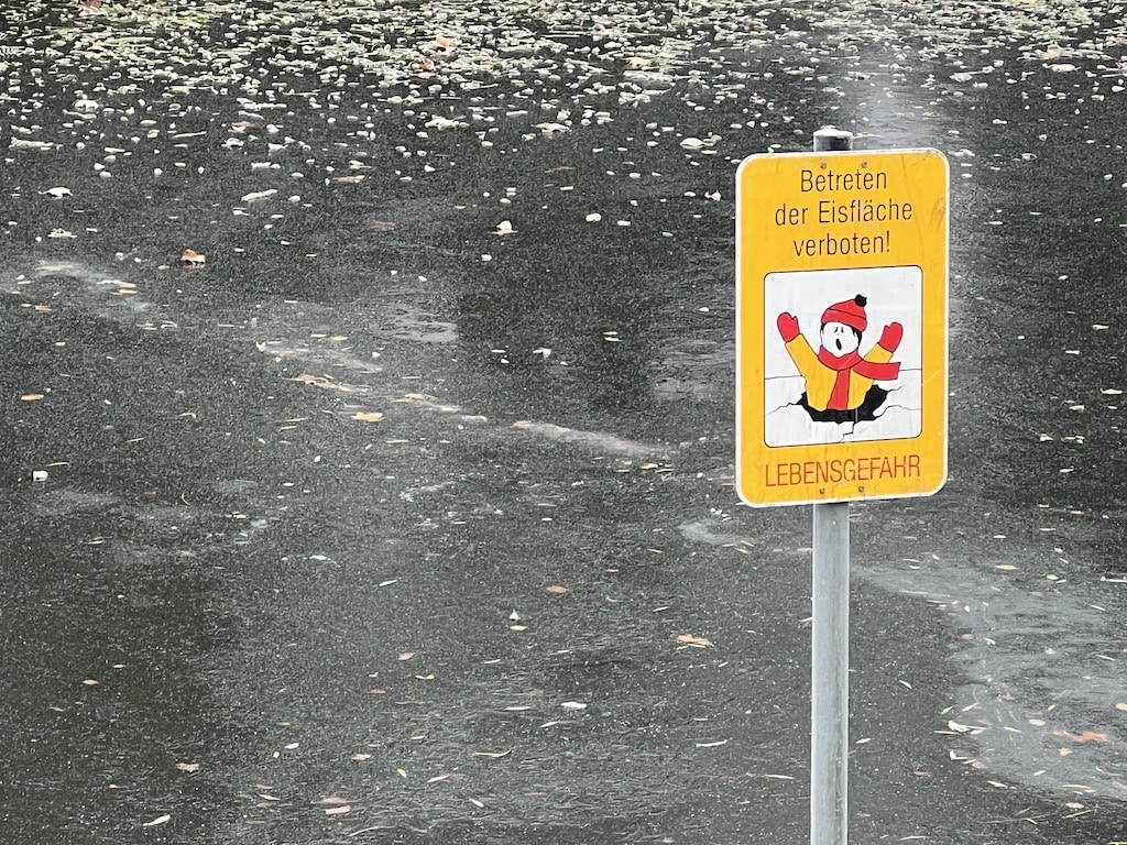 Eisflächen auf Gewässern nicht betreten!