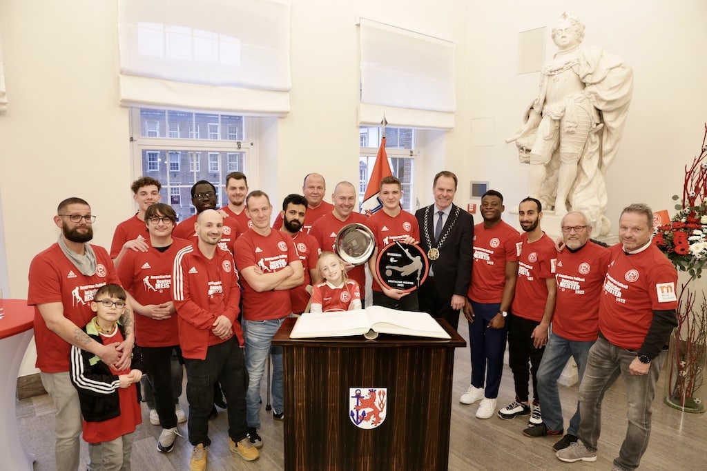 Meistermannschaft der Fortuna trägt sich in das Goldene Buch der Landeshauptstadt ein