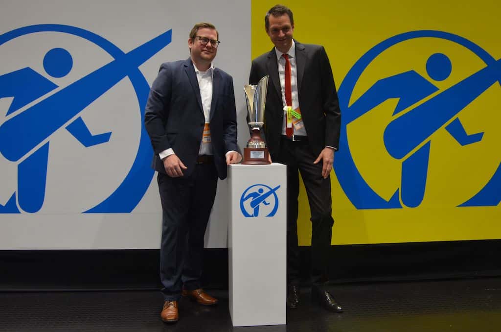 Übergabe des Charly-Meyer-Wanderpokals in Japan