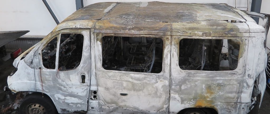 Parkplatz Freibad Lörick — Pkw brennt nach Explosion