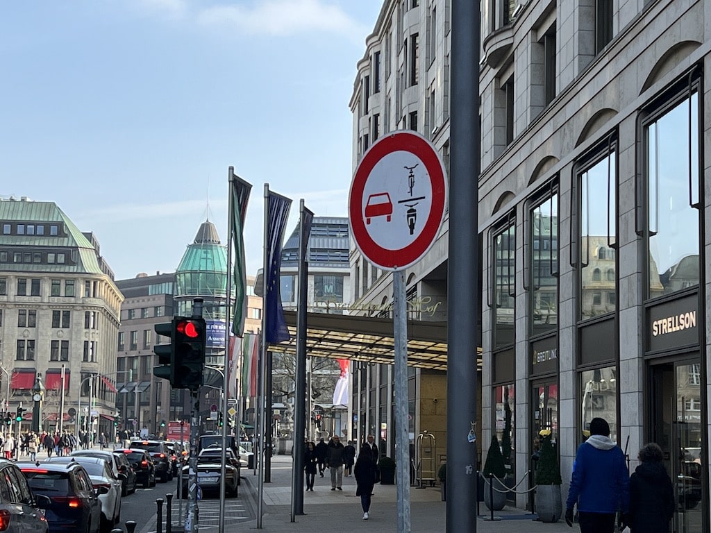 Neue Beschilderung an der Theodor-Körner-Straße
