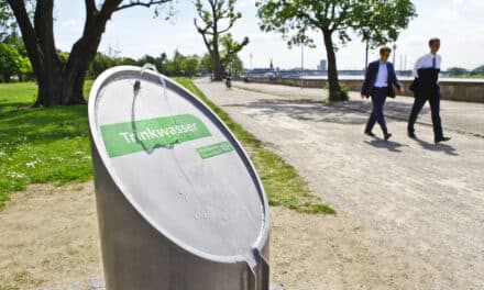 Neuer Trinkbrunnen für Heerdt: Bezirksbürgermeister nimmt Anlage auf dem Hanns-Heuer-Platz in Betrieb
