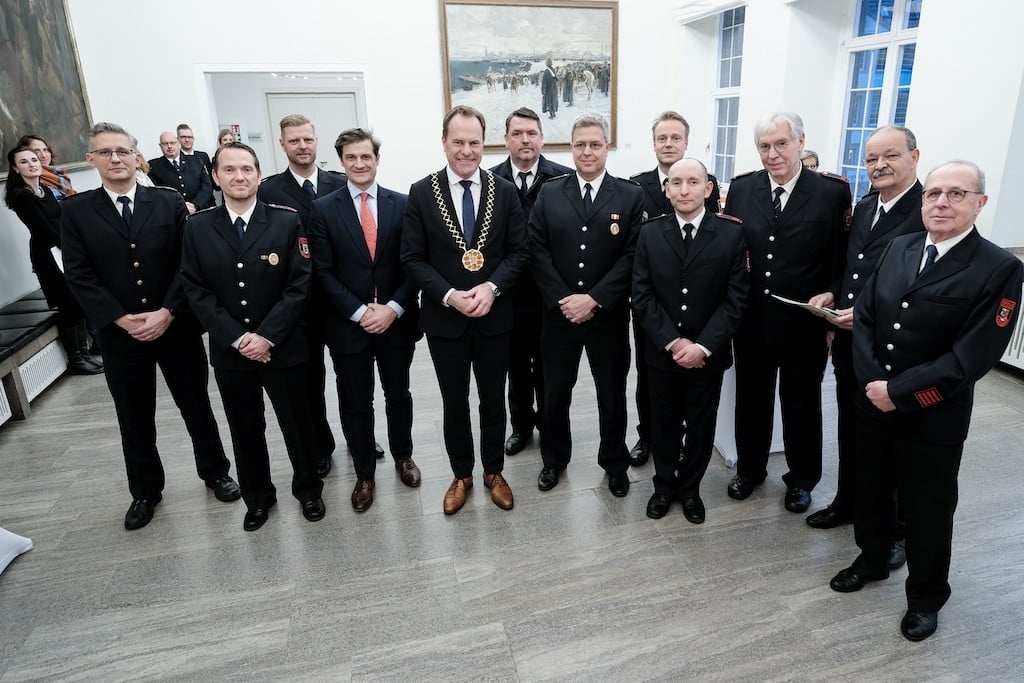 Sieben freiwillige Feuerwehrkräfte im Rathaus ausgezeichnet