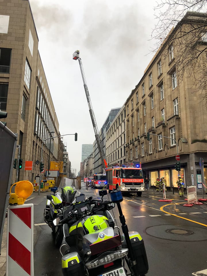 Mehrere Dutzend Anrufer melden Feuer in der Nähe der Königsallee