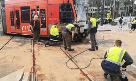 Verkehrsunfall zwischen Lkw und Straßenbahn