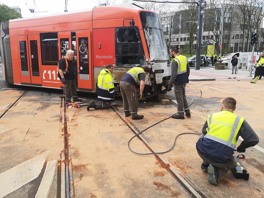 Verkehrsunfall zwischen Lkw und Straßenbahn