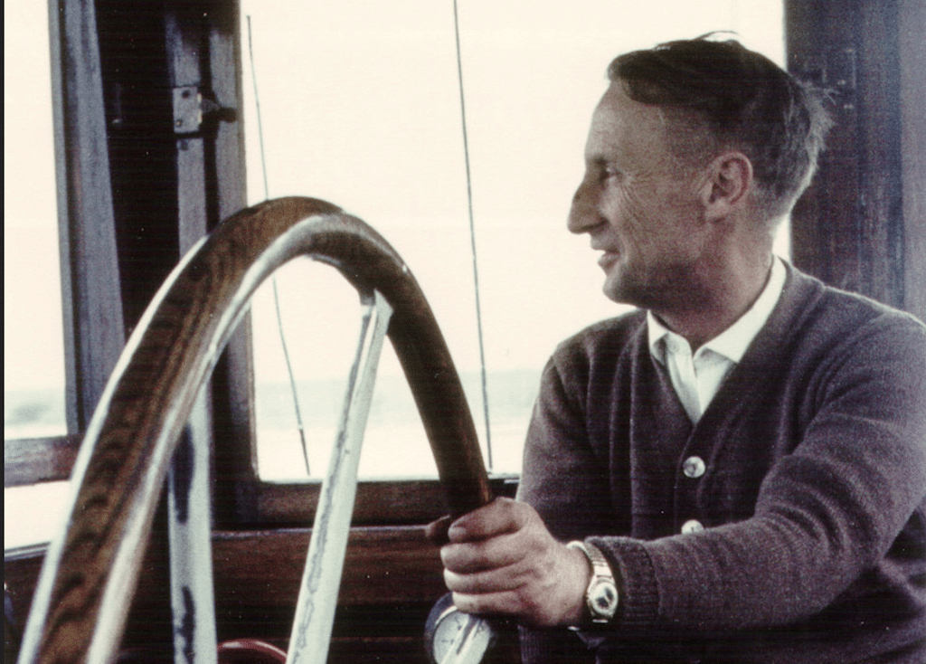 Wie steuert man ein Schiff?