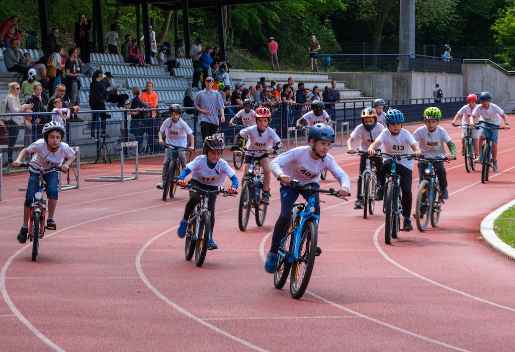 Viele glückliche Gesichter beim Petit Départ im Rather Waldstadion