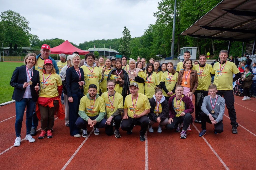 Strahlende Gesichter beim Special Petit Départ im Rather Waldstadion