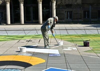 Der Künstler Gregor Wosik bei der Erstellung des Kunstwerkes Foto: LOKALBÜRO