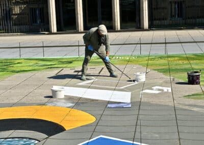 Der Künstler Gregor Wosik bei der Erstellung des Kunstwerkes Foto: LOKALBÜRO