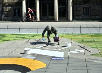 Der Künstler Gregor Wosik bei der Erstellung des Kunstwerkes Foto: LOKALBÜRO