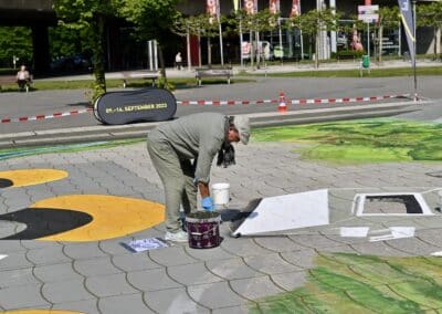 Der Künstler Gregor Wosik bei der Erstellung des Kunstwerkes Foto: LOKALBÜRO