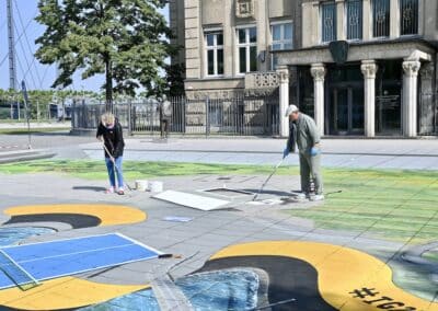 Der Künstler Gregor Wosik und Daniela Löh bei der Erstellung des Kunstwerkes Foto: LOKALBÜRO