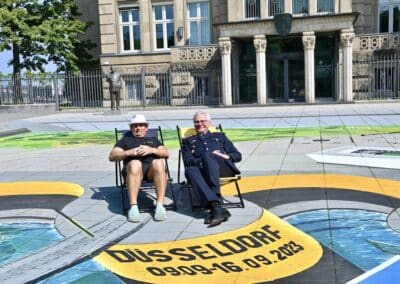 Der Künstler Gregor Wosik und Brigadegeneral Alfred Marstaller Foto: LOKALBÜRO