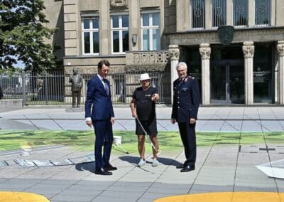 Ministerpräsident Hendrik Wüst, der Künstler Gregor Wosik und Brigadegeneral Alfred Marstaller Foto: LOKALBÜRO
