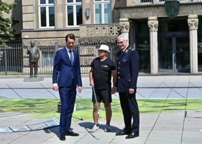 Ministerpräsident Hendrik Wüst, der Künstler Gregor Wosik und Brigadegeneral Alfred Marstaller Foto: LOKALBÜRO