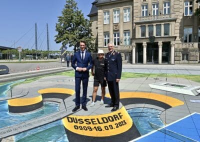 Ministerpräsident Hendrik Wüst, der Künstler Gregor Wosik und Brigadegeneral Alfred Marstaller Foto: LOKALBÜRO
