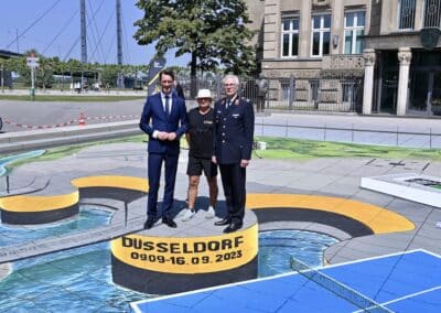 Ministerpräsident Hendrik Wüst, der Künstler Gregor Wosik und Brigadegeneral Alfred Marstaller Foto: LOKALBÜRO
