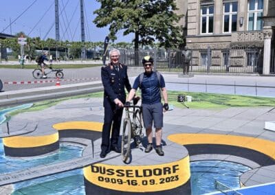 Brigadegeneral Alfred Marstaller mit einem ersten Besucher Foto: LOKALBÜRO