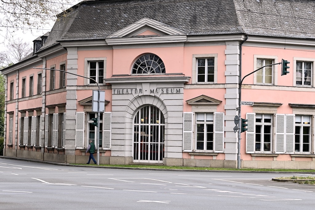 Das Theatermuseum feiert “Pink Christmas”