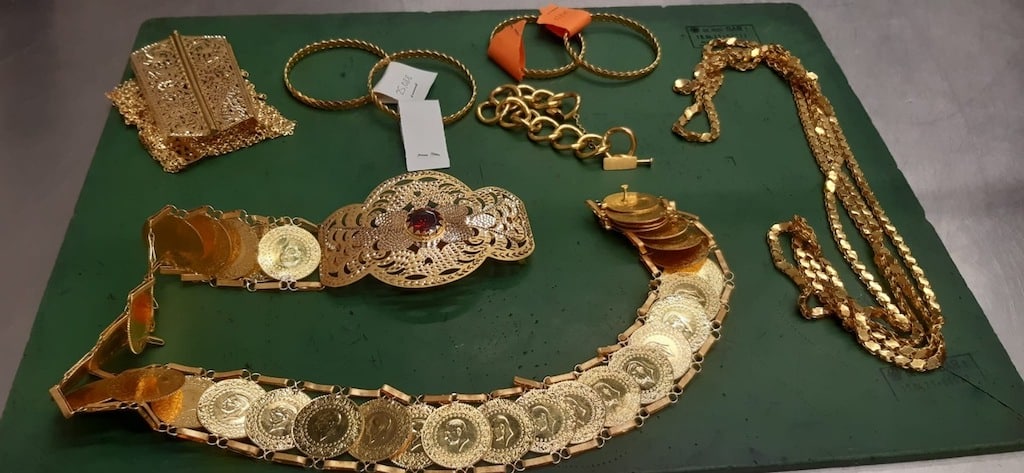 Frau schmuggelt Gold im Wert von fast 49.000 Euro
