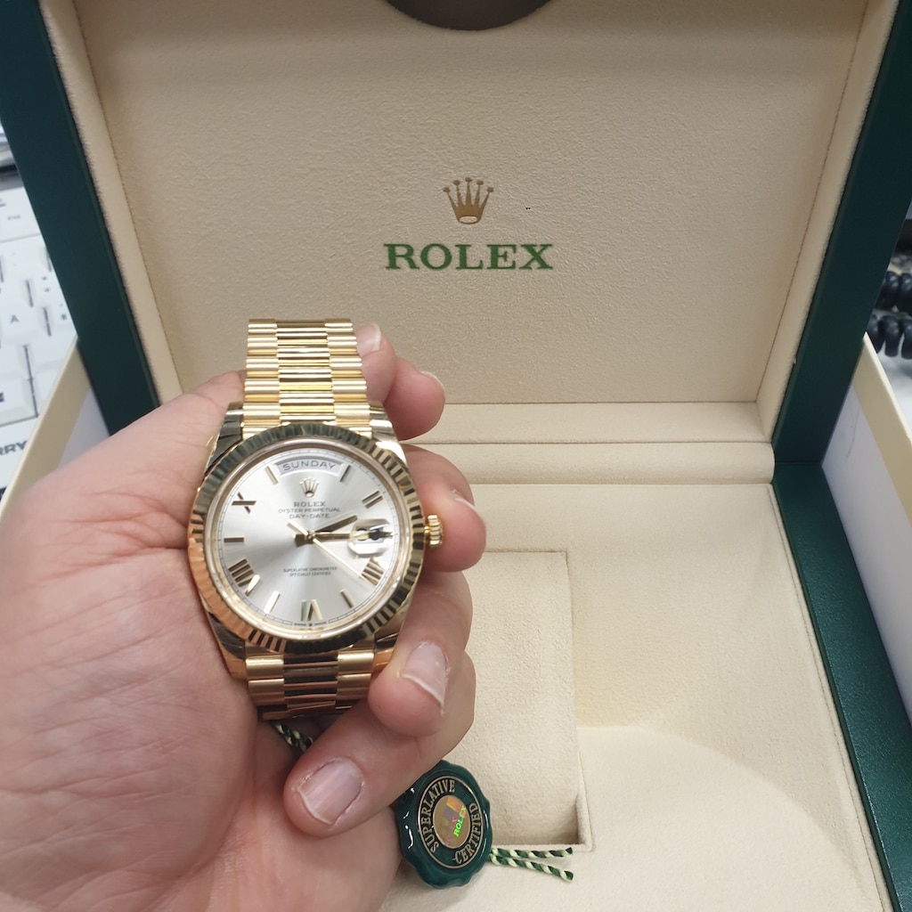 Zoll am Düsseldorfer Flughafen stellt Luxusuhr für 37.000 Euro sicher