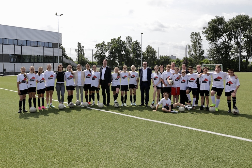 Anpfiff für den Fußballsport auf dem Dach des Schwimmbad-Parkdecks Rheinblick 741