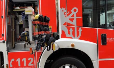 Gasaustritt in Mehrfamilienhaus während des Benrather Veedelszochs – Feuerwehr bringt Lage schnell unter Kontrolle, keine Verletzten