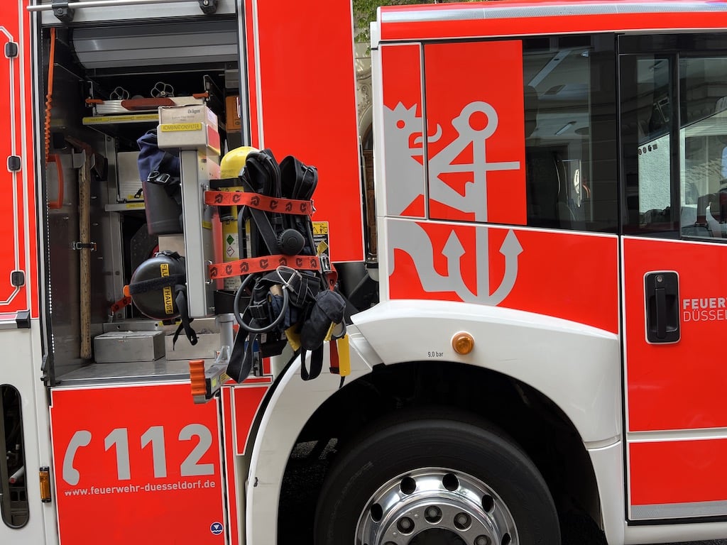 Zimmerbrand in Flingern – Feuerwehr löschte Flammen, keine Verletzten