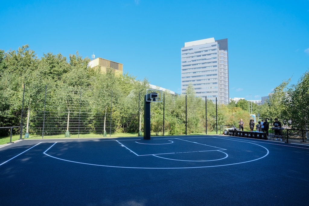 Modeunternehmen LFDY sponsert 3x3-Basketball-Feld im Stadt-Natur-Park Flingern
