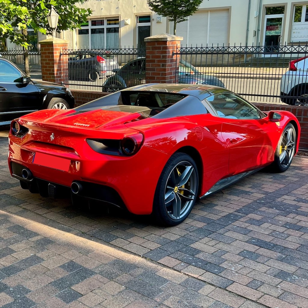 Hochwertiger italienischer Sportwagen entwendet