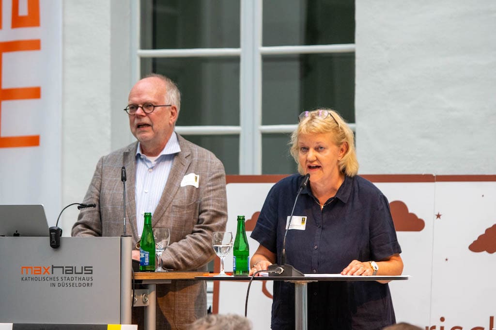 Lutz Cleffmann und Carolyn Eickelkamp von der Initiative Düsseldorfer Gaslicht Foto: LB / Olaf Oidtmann Lutz Cleffmann und Carolyn Eickelkamp von der Initiative Düsseldorfer Gaslicht Foto: LB / Olaf Oidtmann